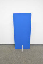 Laden Sie das Bild in den Galerie-Viewer, Steelcase Frontier Akustiktrennwand Freistehend - 1490x700mm - Spanplatte mit Stoffbezug - Blau