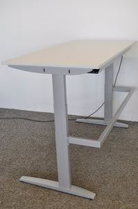 MC OFFICE SHOP MC Stand Sitz-Steh Schreibtisch elektrisch höhenverstellbar von 680-1350mm - 1600x800mm - Holz - Lichtgrau