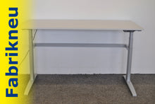 Laden Sie das Bild in den Galerie-Viewer, MC OFFICE SHOP MC Stand Sitz-Steh Schreibtisch elektrisch höhenverstellbar von 680-1350mm - 1600x800mm - Holz - Lichtgrau