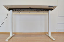 Laden Sie das Bild in den Galerie-Viewer, MC OFFICE SHOP MC Stand V2 Sitz-Steh Schreibtisch elektrisch höhenverstellbar von 640-1300mm - 1600x800mm - Holz - Lichtgrau