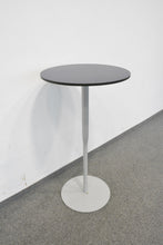 Laden Sie das Bild in den Galerie-Viewer, Alias Atlas Table-H Hochtisch fixe Höhe von 1095mm - Durchmesser 600mm - Vollkern HPL Platte - Violett