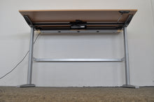 Laden Sie das Bild in den Galerie-Viewer, MC OFFICE SHOP MC Stand Sitz-Steh Schreibtisch elektrisch höhenverstellbar von 680-1350mm - 2000x1000mm - Holz - Buche