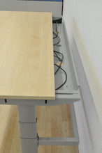 Laden Sie das Bild in den Galerie-Viewer, MC OFFICE SHOP MC Stand Sitz-Steh Schreibtisch elektrisch höhenverstellbar von 680-1350mm - 1600x800mm - Holz - Ahorndekor