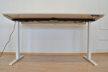 Laden Sie das Bild in den Galerie-Viewer, MC OFFICE SHOP MC Stand V2 Sitz-Steh Schreibtisch elektrisch höhenverstellbar von 640-1300mm - 2000x1000mm - Holz - Ahorndekor