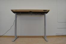 Laden Sie das Bild in den Galerie-Viewer, MC OFFICE SHOP MC Stand V2 Sitz-Steh Schreibtisch elektrisch höhenverstellbar von 640-1300mm - 1600x800mm - Holz - Ahorndekor
