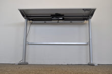 Laden Sie das Bild in den Galerie-Viewer, MC OFFICE SHOP MC Stand Sitz-Steh Schreibtisch elektrisch höhenverstellbar von 680-1350mm - 1600x800mm - Holz - Lichtgrau