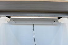 Laden Sie das Bild in den Galerie-Viewer, Haworth Kabelwanne für Haworth Lyft Schreibtisch 1600mm - Metall - Weiss