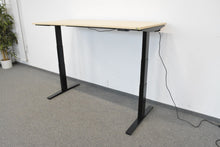 Laden Sie das Bild in den Galerie-Viewer, MC OFFICE SHOP MC Stand V2 Sitz-Steh Schreibtisch elektrisch höhenverstellbar von 640-1300mm - 1800x800mm - Holz - Ahorndekor