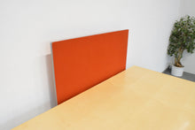 Laden Sie das Bild in den Galerie-Viewer, Lista Office Trennwand mit Tischhalterung 950x720mm - Spanplatte mit Stoffbezug - Braunrot