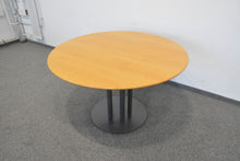 Laden Sie das Bild in den Galerie-Viewer, Ergodata System Desk Sitzungstisch fixe Höhe von 720mm - Durchmesser 1200mm - MDF - Birnbaumfurnier