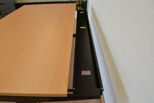 Laden Sie das Bild in den Galerie-Viewer, MC OFFICE SHOP MC Stand V2 Sitz-Steh Schreibtisch elektrisch höhenverstellbar von 640-1300mm - 2000x1000mm - Holz - Buchendekor