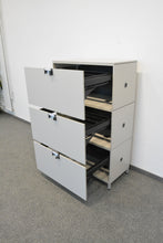 Laden Sie das Bild in den Galerie-Viewer, Steelcase Flexbox Modul-Kombination mit 3 Auszügen 800mm breit - 400mm tief - Spanplatte Lichtgrau