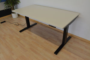 MC OFFICE SHOP MC Stand V2 Sitz-Steh Schreibtisch elektrisch höhenverstellbar von 640-1300mm - 1600x800mm - Holz - Lichtgrau
