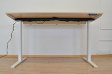 Laden Sie das Bild in den Galerie-Viewer, MC OFFICE SHOP MC Stand V2 Sitz-Steh Schreibtisch elektrisch höhenverstellbar von 640-1300mm - 1800x900mm - Holz - Ahorndekor