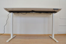 Laden Sie das Bild in den Galerie-Viewer, MC OFFICE SHOP MC Stand V2 Sitz-Steh Schreibtisch elektrisch höhenverstellbar von 640-1300mm - 2000x1000mm - Holz - Lichtgrau