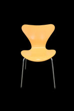 Laden Sie das Bild in den Galerie-Viewer, Fritz Hansen Arne Jacobson Esszimmerstühle ohne Armlehnen - Holz verleimt und geformt - Orange