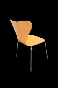 Fritz Hansen Arne Jacobson Esszimmerstühle ohne Armlehnen - Holz verleimt und geformt - Orange