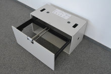 Laden Sie das Bild in den Galerie-Viewer, Steelcase Flexbox HR-Modul mit 1 Auszug 800mm breit - mit Schlüssel - Spanplatte Lichtgrau