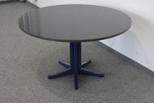 Laden Sie das Bild in den Galerie-Viewer, Ergodata System Desk Sitzungstisch fixe Höhe von 700mm - 1200mm Durchmesser - MDF - Vogelaugenahorn blau gebeizt