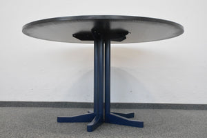 Ergodata System Desk Sitzungstisch fixe Höhe von 700mm - 1200mm Durchmesser - MDF - Vogelaugenahorn blau gebeizt