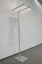 Laden Sie das Bild in den Galerie-Viewer, Regent Level LED Indirekt-/Direktleuchte Dimmbar - mit SensoDim - 78 Watt - Metall - Silbergrau