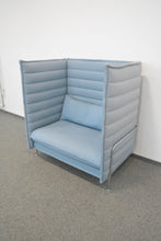 Laden Sie das Bild in den Galerie-Viewer, Vitra Alcove Sofa Love Seat - Stoff - Hellblau gemustert