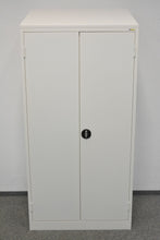 Laden Sie das Bild in den Galerie-Viewer, C + P Möbelsysteme Classic Flügeltür Garderobenschrank 1000mm breit - mit Schlüssel - Metall - Weiss