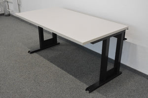 Pfalzmöbel Classic Schreibtisch fixe Höhe von 730mm - 1600x800mm - Spanplatte - Lichtgrau