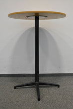 Laden Sie das Bild in den Galerie-Viewer, Vitra Bistro Table Stehtisch fixe Höhe von 1100mm - 796mm Durchmesser - Spanplatte - Eiche Hell