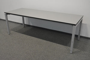 Ergodata Line Desk Schreibtisch mechanisch höhenverstellbar von 680-820 mm - 2200x800mm - Spanplatte - Silbergrau/Schwarz