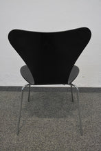 Laden Sie das Bild in den Galerie-Viewer, Fritz Hansen Arne Jacobson Esszimmerstühle ohne Armlehnen - Holz verleimt und geformt - Schwarz