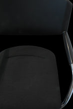 Laden Sie das Bild in den Galerie-Viewer, Giroflex G16 Freischwinger mit Armlehnen stapelbar - Stoff - Schwarz gemustert
