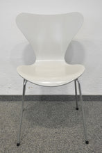 Laden Sie das Bild in den Galerie-Viewer, Fritz Hansen Arne Jacobson Esszimmerstühle ohne Armlehnen - Holz verleimt und geformt - Grau