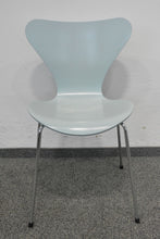 Laden Sie das Bild in den Galerie-Viewer, Fritz Hansen Arne Jacobson Esszimmerstühle ohne Armlehnen - Holz verleimt und geformt - Hellblau
