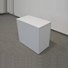 Laden Sie das Bild in den Galerie-Viewer, Sitag Apothekerschrank Öffnung rechts 800mm tief - mit Schlüssel - Spanplatte Weiss