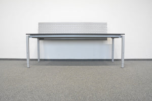 Ergodata Line Desk Schreibtisch mechanisch höhenverstellbar von 680-820 mm - 2200x845mm - Spanplatte - Silbergrau/Schwarz