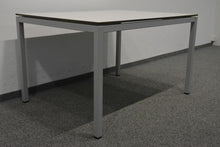 Laden Sie das Bild in den Galerie-Viewer, Ergodata Line Desk Sitzungstisch fixe Höhe von 720 mm - 1200x900mm - Vollkern HPL Platte - Silbergrau/Schwarz
