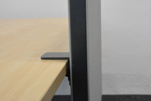 Laden Sie das Bild in den Galerie-Viewer, König + Neurath Inside Trennwand mit Tischhalterung 750mm breit - Stoff - Grau