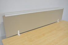 Laden Sie das Bild in den Galerie-Viewer, König + Neurath Inside Trennwand mit Tischhalterung 1800mm breit - Stoff - Ocker