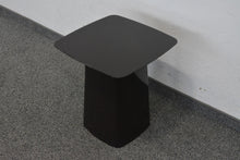 Laden Sie das Bild in den Galerie-Viewer, Vitra Metal Side Table mittel fixe Höhe von 445mm - 400x400mm - Metall - Chocolate