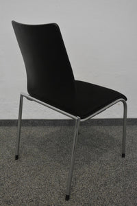Girsberger 2900 Stapelstuhl ohne Armlehnen - Holz verleimt und geformt - Schwarz
