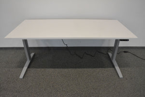 MC OFFICE SHOP MC Stand Sitz-Steh Schreibtisch elektrisch höhenverstellbar von 680-1350mm - 1800x800mm - Ausstelungsmodell - Spanplatte - Weiss