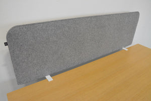 Buzzi.Space BuzziTripl Desk Akustiktrennwand - Recycelter Polyester - Grau gemustert