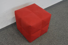 Laden Sie das Bild in den Galerie-Viewer, Buzzi Space BuzziCube 3D Solo Lounge Hocker - Stoff - Rot
