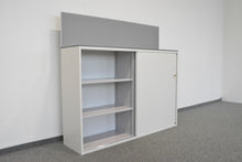 Laden Sie das Bild in den Galerie-Viewer, Lista Office Storage Schiebetür-Aktenschrank mit Akkustik-Aufbau für 3 Ordner-Reihen 1600mm breit - mit Schlüssel - Metall - Weiss