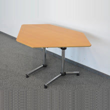 Laden Sie das Bild in den Galerie-Viewer, USM-Haller Kitos Trapeztisch mechanisch höhenverstellbar 690-780mm - 1305x835mm - Spanplatte Buche