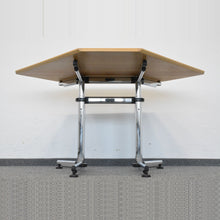 Laden Sie das Bild in den Galerie-Viewer, USM-Haller Kitos Trapeztisch mechanisch höhenverstellbar 690-780mm - 1305x835mm - Spanplatte Buche