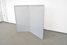 Laden Sie das Bild in den Galerie-Viewer, Steelcase B Free Trennwand 1800mm breit - 1500mm hoch - Stoff - Hellgrau