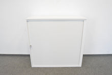 Laden Sie das Bild in den Galerie-Viewer, Haworth Be_Hold Design Lateralschrank für 3 Ordner-Reihen 1200mm breit - mit Schlüssel - Spanplatte - Weiss
