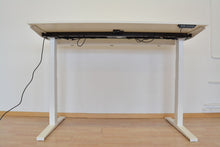 Laden Sie das Bild in den Galerie-Viewer, MC OFFICE SHOP MC Stand V2 Sitz-Steh Schreibtisch elektrisch höhenverstellbar von 640-1300mm - 1600x800mm - Holz - Kristallweiss